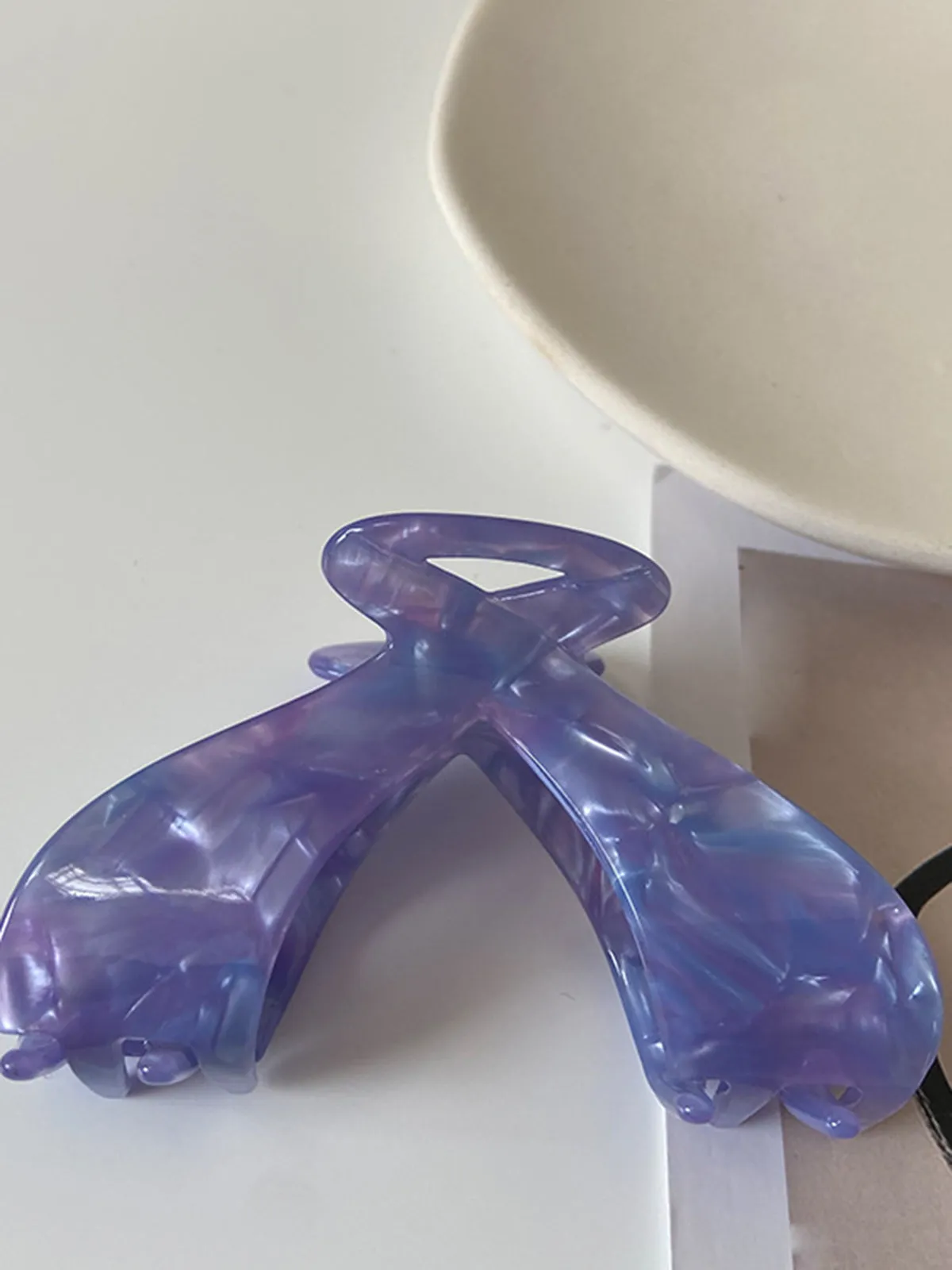 Elegant Acetic Acid Grab Hair Clip