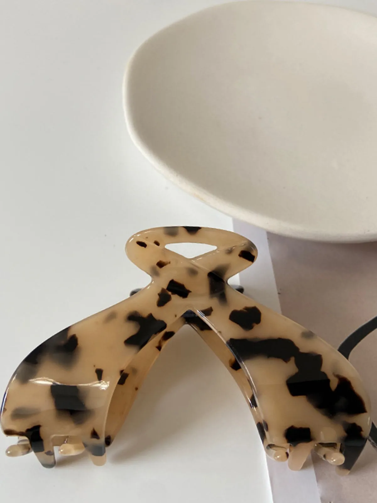 Elegant Acetic Acid Grab Hair Clip