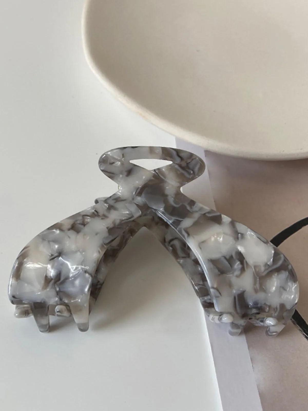 Elegant Acetic Acid Grab Hair Clip