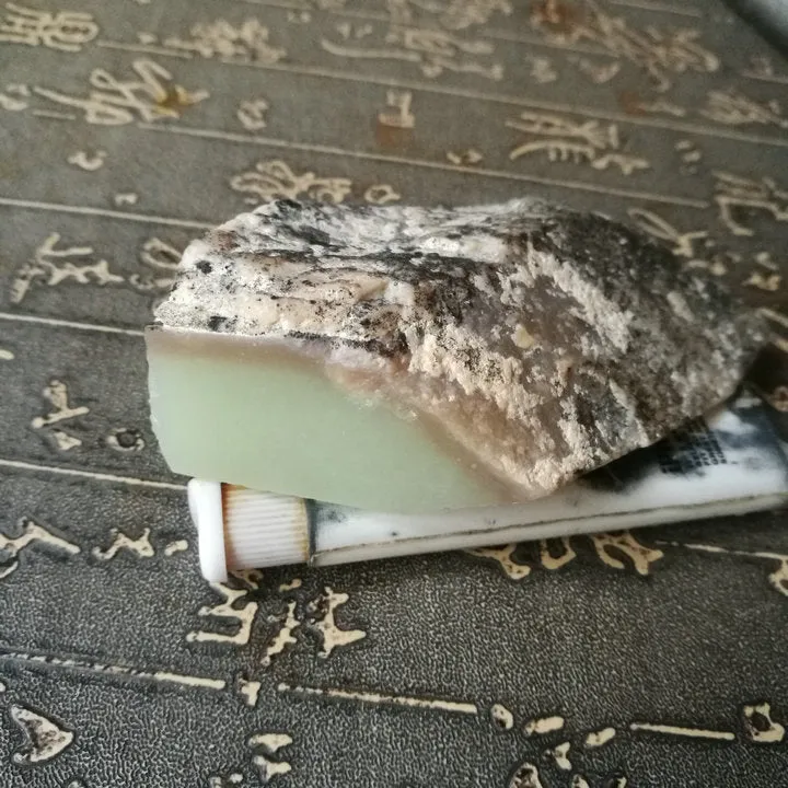Natural Kunlun Jade Rough Nephrite Raw (157g, 7X4.5X2.5cm)