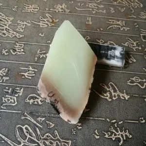 Natural Kunlun Jade Rough Nephrite Raw (157g, 7X4.5X2.5cm)