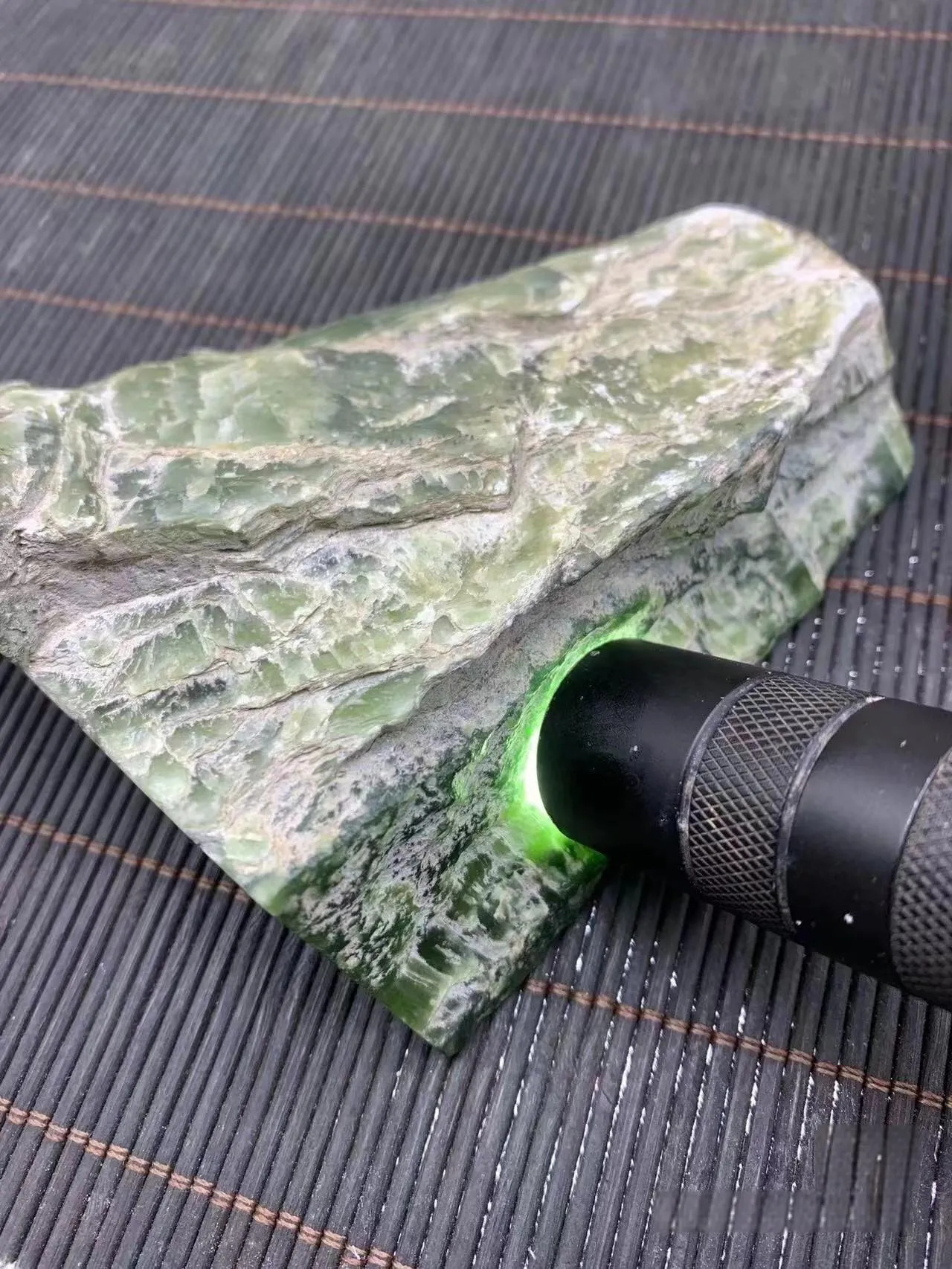 Natural Siberian Jade Rough Nephrite Raw (1078g, 15.5X15X3.2cm)