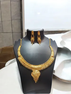 Pearlfect Golden Leaf Necklace Set