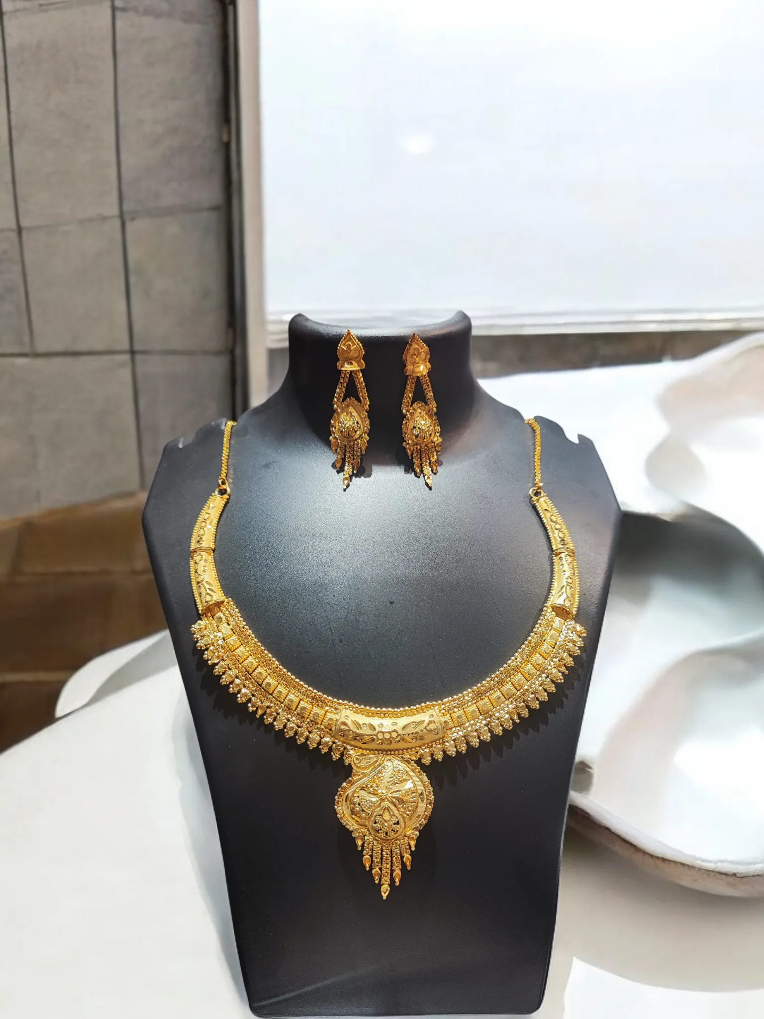 Pearlfect Golden Leaf Necklace Set