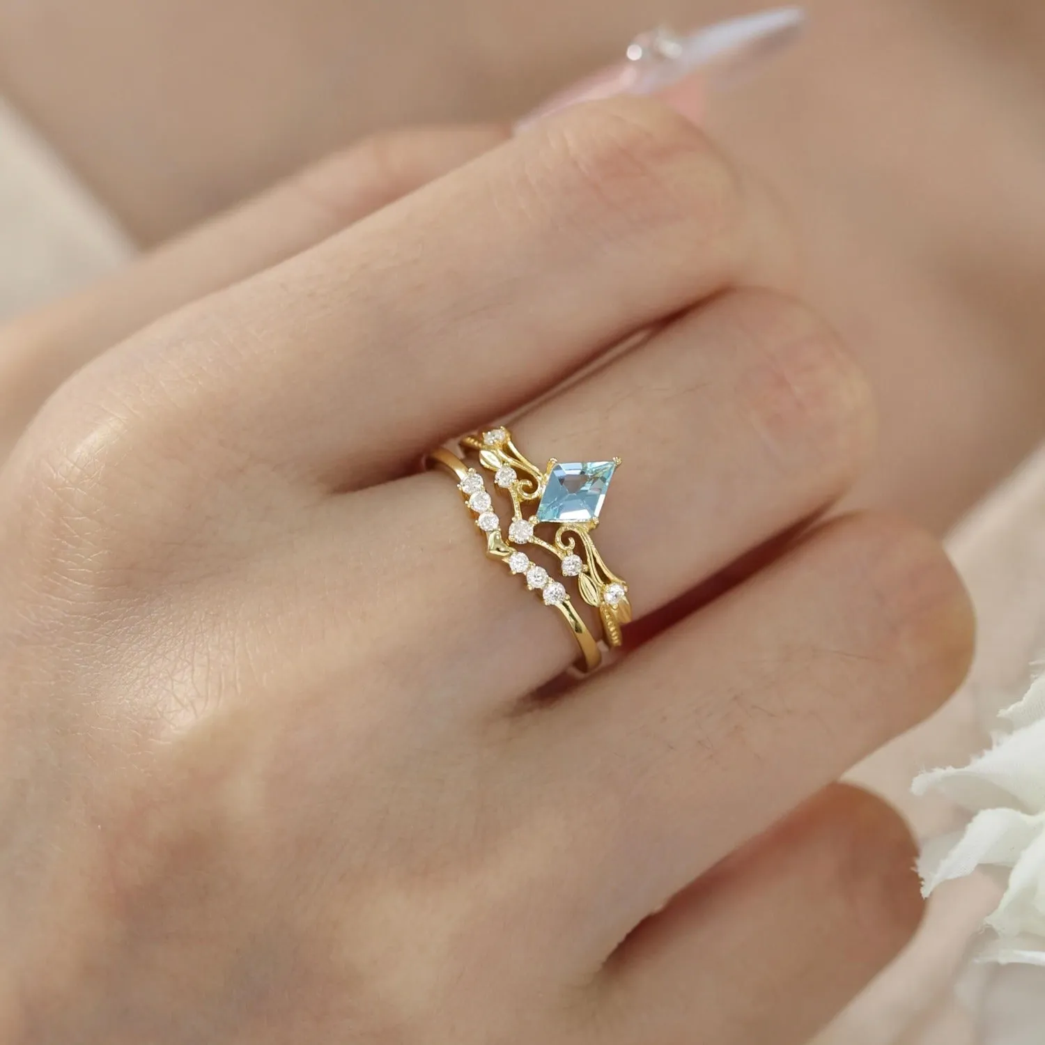Victorian Lace Aquamarine Ring (Yellow Gold)©